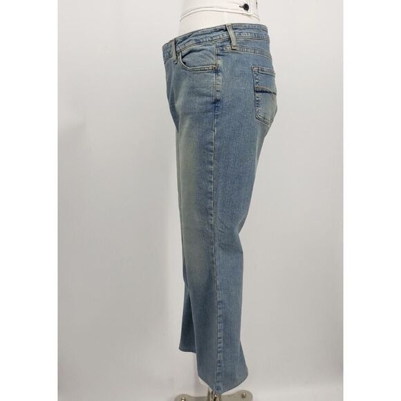 Arizona Jeans Women's Size 17 Mid-Rise Short Light Wash Stone Wash Altered Hem - Picture 7 of 8